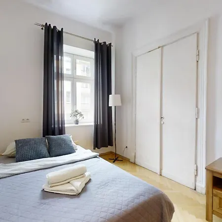 Flowers Flat In The Tenement * Warschau