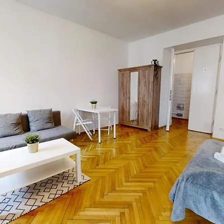 Flowers Flat In The Tenement Appartement Warschau