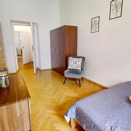 Flowers Flat In The Tenement Daire Varşova